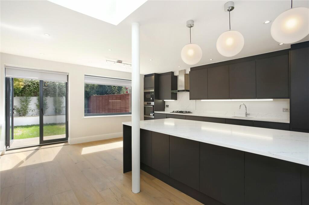 4 bed Detached House for rent in Chiswick. From Chestertons Estate Agents - Chiswick Lettings