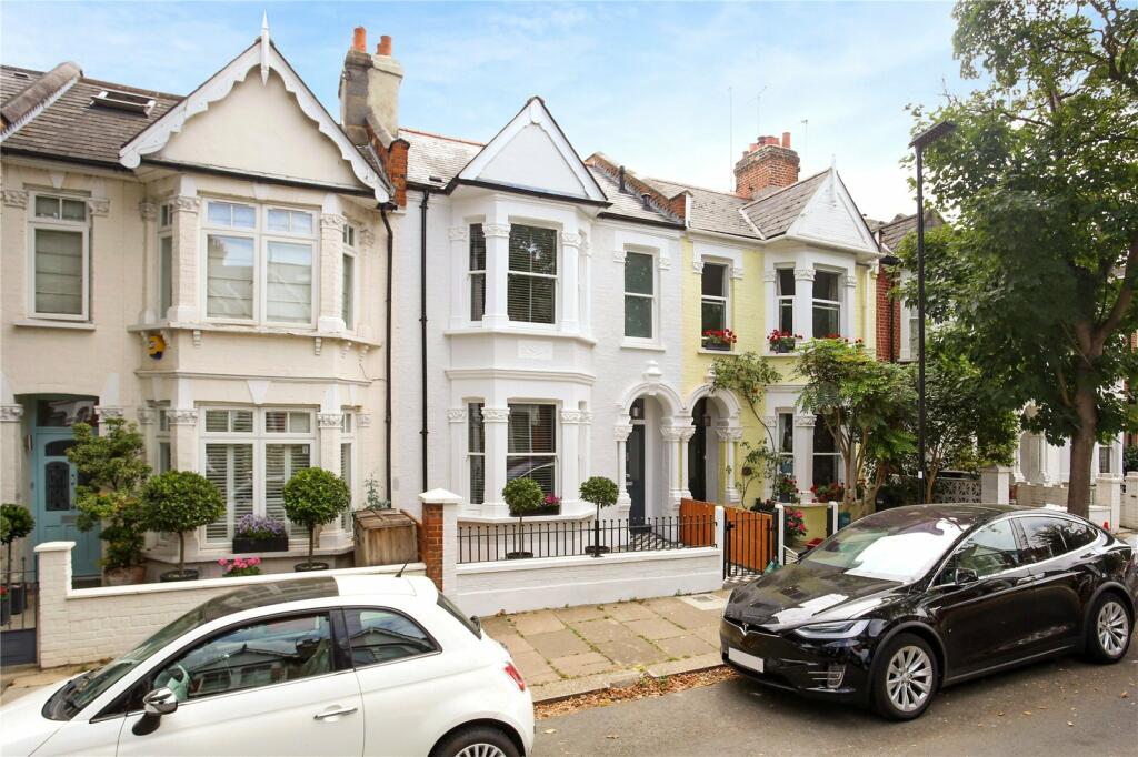4 bed Detached House for rent in Chiswick. From Chestertons Estate Agents - Chiswick Lettings
