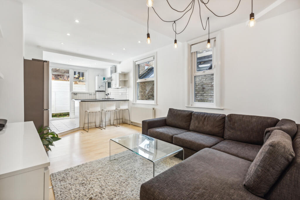 2 bed 1st Floor Flat for rent in Hammersmith. From Chestertons Estate Agents - Chiswick Lettings 2 bed 1st Floor Flat for rent in Hammersmith. From Chestertons Estate Agents - Chiswick Lettings