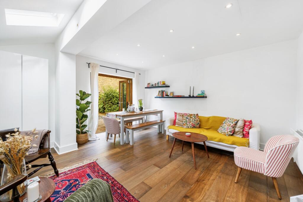 2 bed 1st Floor Flat for rent in Chiswick. From Chestertons Estate Agents - Chiswick Lettings 2 bed 1st Floor Flat for rent in Chiswick. From Chestertons Estate Agents - Chiswick Lettings