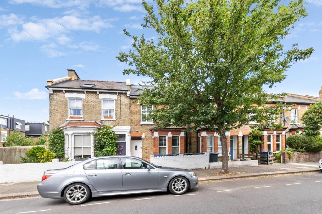 3 bed 1st Floor Flat for rent in Chiswick. From Chestertons Estate Agents - Chiswick Lettings