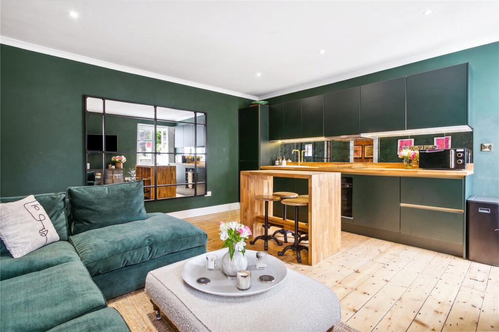 2 bed 1st Floor Flat for rent in Chiswick. From Chestertons Estate Agents - Chiswick Lettings