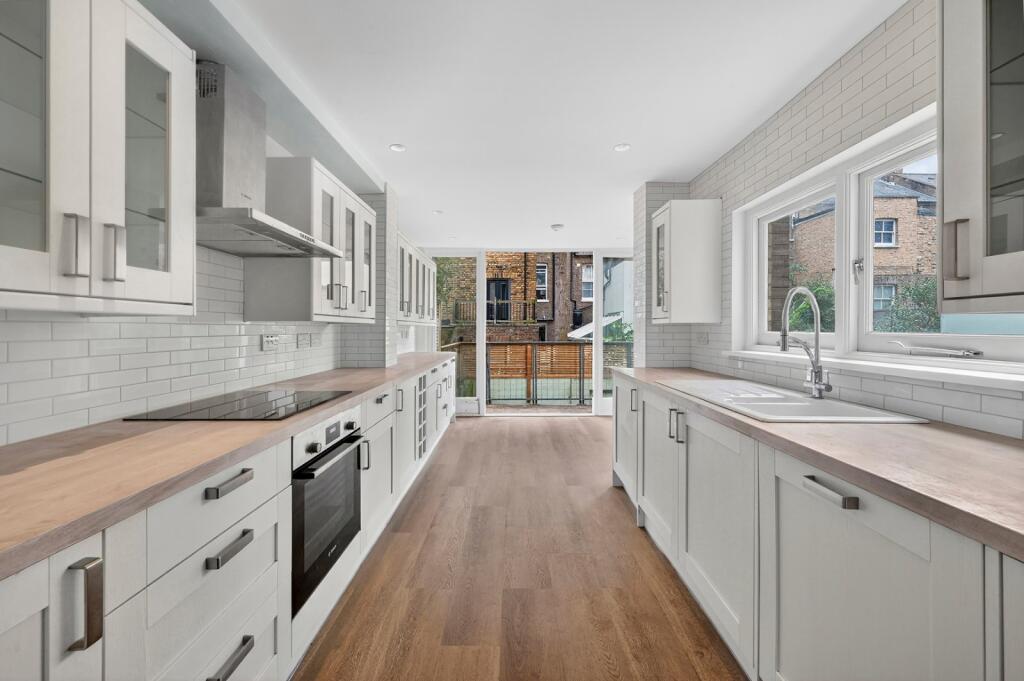 5 bed Mid Terraced House for rent in Hammersmith. From Chestertons Estate Agents - Chiswick Lettings