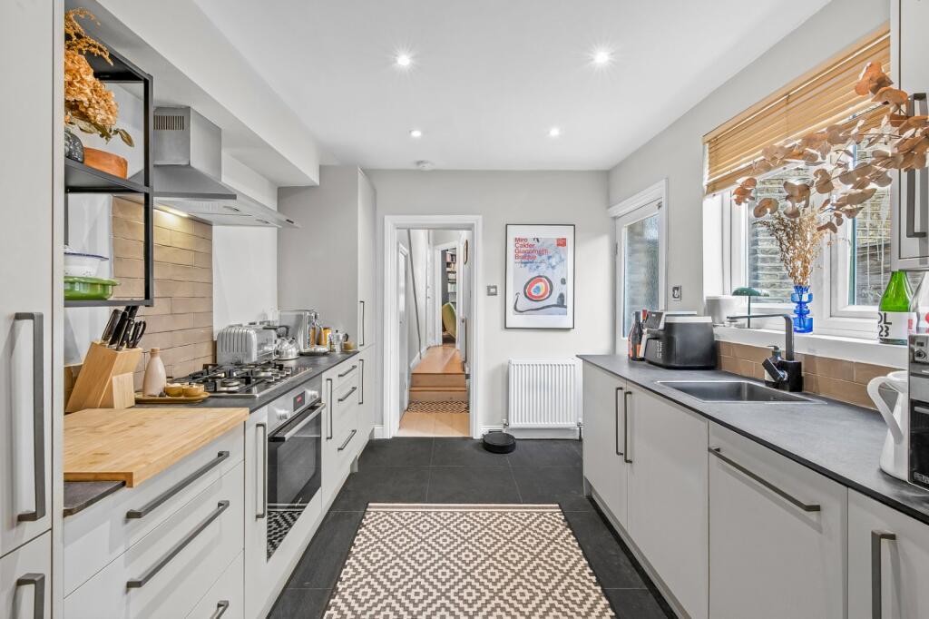 1 bed 1st Floor Flat for rent in Chiswick. From Chestertons Estate Agents - Chiswick Lettings