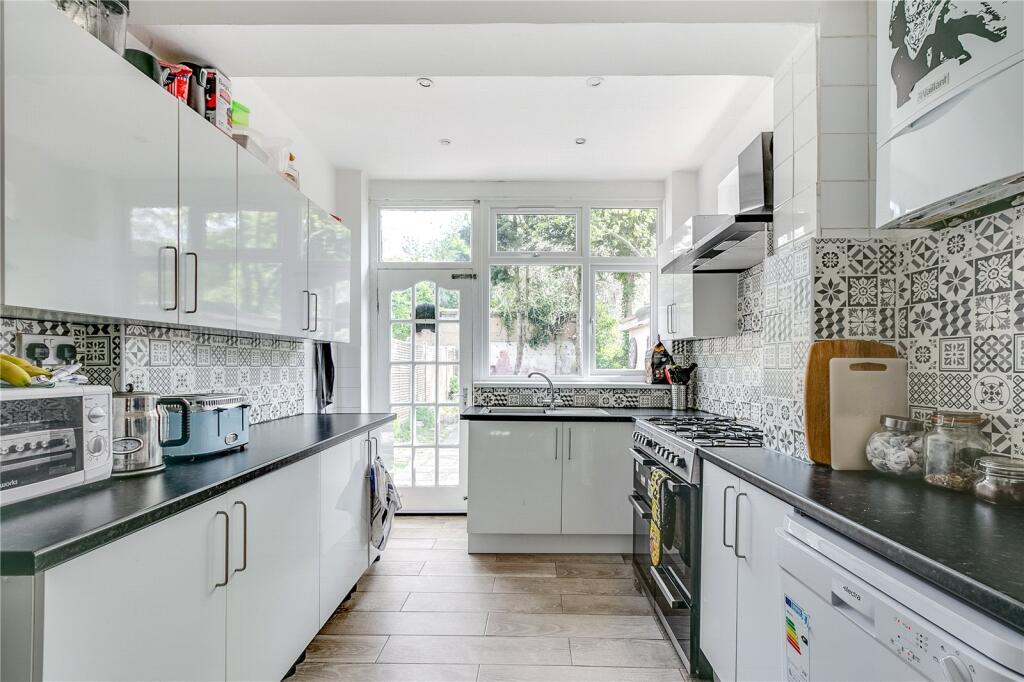 6 bed Mid Terraced House for rent in Chiswick. From Chestertons Estate Agents - Chiswick Lettings