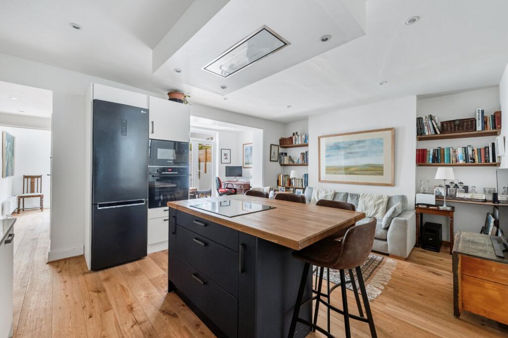 2 bed 1st Floor Flat for rent in Hammersmith. From Chestertons Estate Agents - Chiswick Lettings 2 bed 1st Floor Flat for rent in Hammersmith. From Chestertons Estate Agents - Chiswick Lettings
