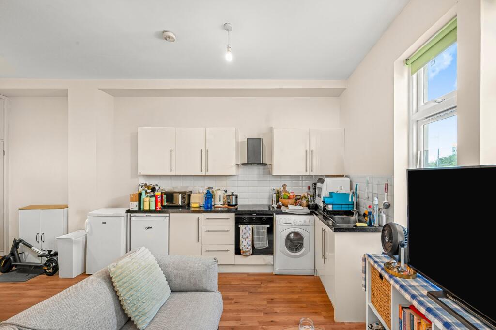 1 bed 1st Floor Flat for rent in Acton. From Chestertons Estate Agents - Chiswick Lettings