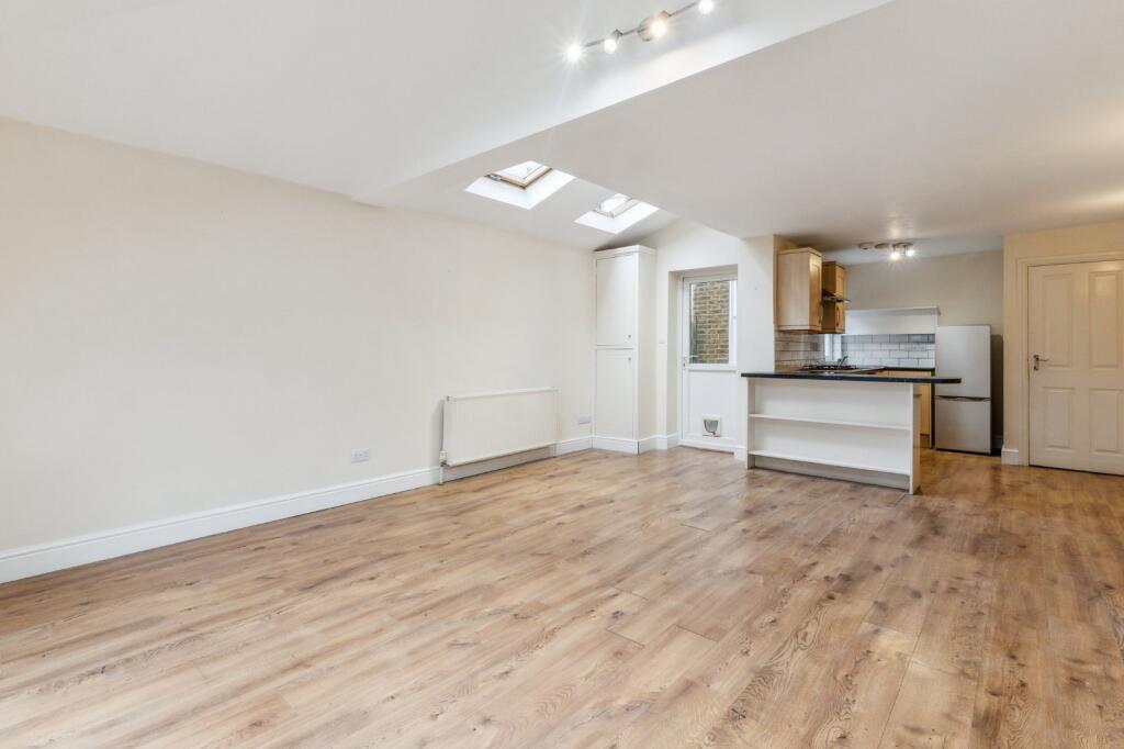 2 bed 1st Floor Flat for rent in Acton. From Chestertons Estate Agents - Chiswick Lettings