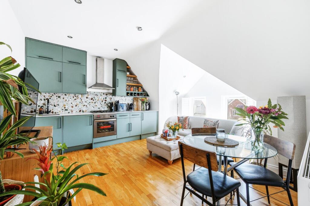 1 bed 1st Floor Flat for rent in Chiswick. From Chestertons Estate Agents - Chiswick Lettings