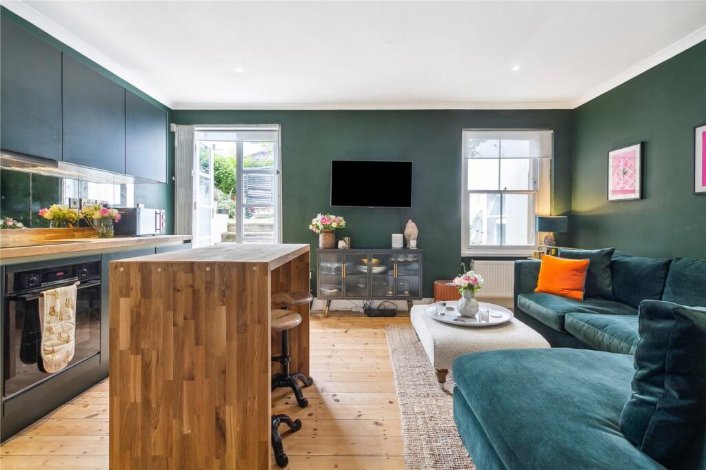 2 bed 1st Floor Flat for rent in Chiswick. From Chestertons Estate Agents - Chiswick Lettings