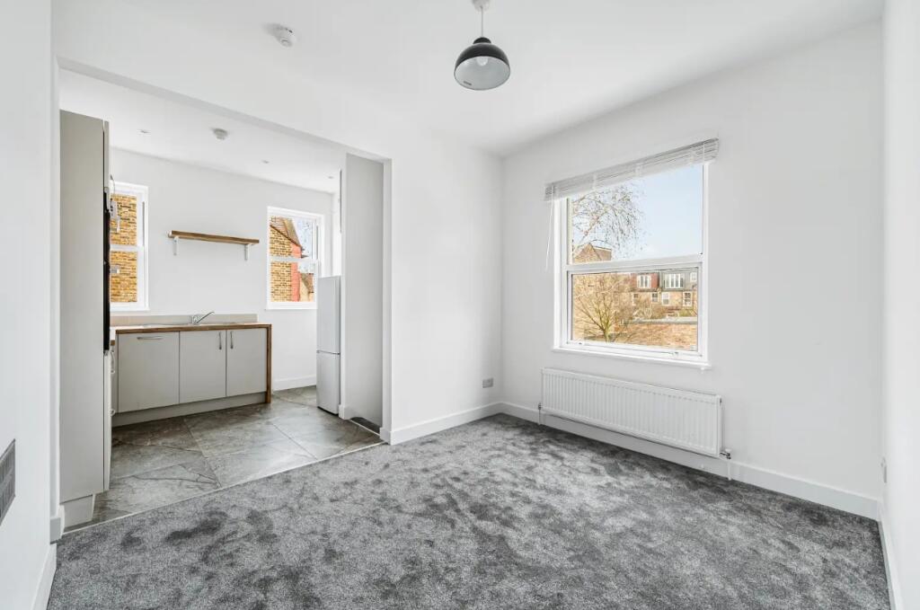 3 bed 1st Floor Flat for rent in Chiswick. From Chestertons Estate Agents - Chiswick Lettings