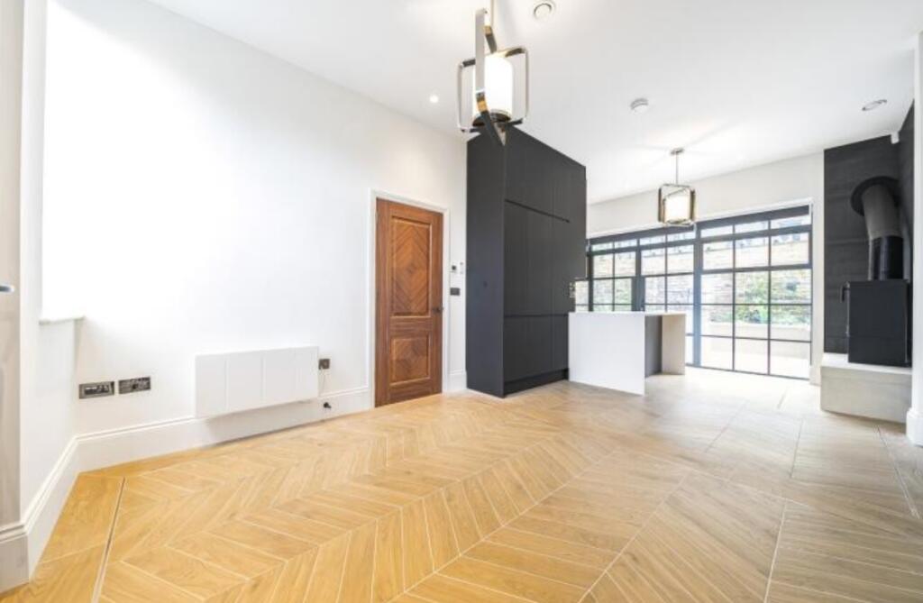 3 bed Mid Terraced House for rent in Hammersmith. From Chestertons Estate Agents - Chiswick Lettings