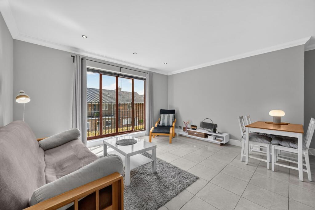 2 bed 1st Floor Flat for rent in Chiswick. From Chestertons Estate Agents - Chiswick Lettings 2 bed 1st Floor Flat for rent in Chiswick. From Chestertons Estate Agents - Chiswick Lettings