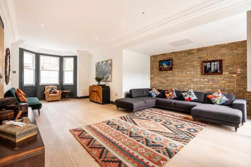 4 bed Detached for rent in Chiswick. From Chestertons Estate Agents - Chiswick Lettings