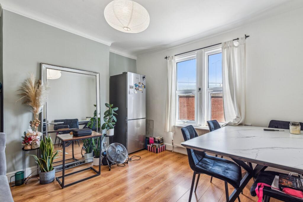 2 bed 1st Floor Flat for rent in Chiswick. From Chestertons Estate Agents - Chiswick Lettings