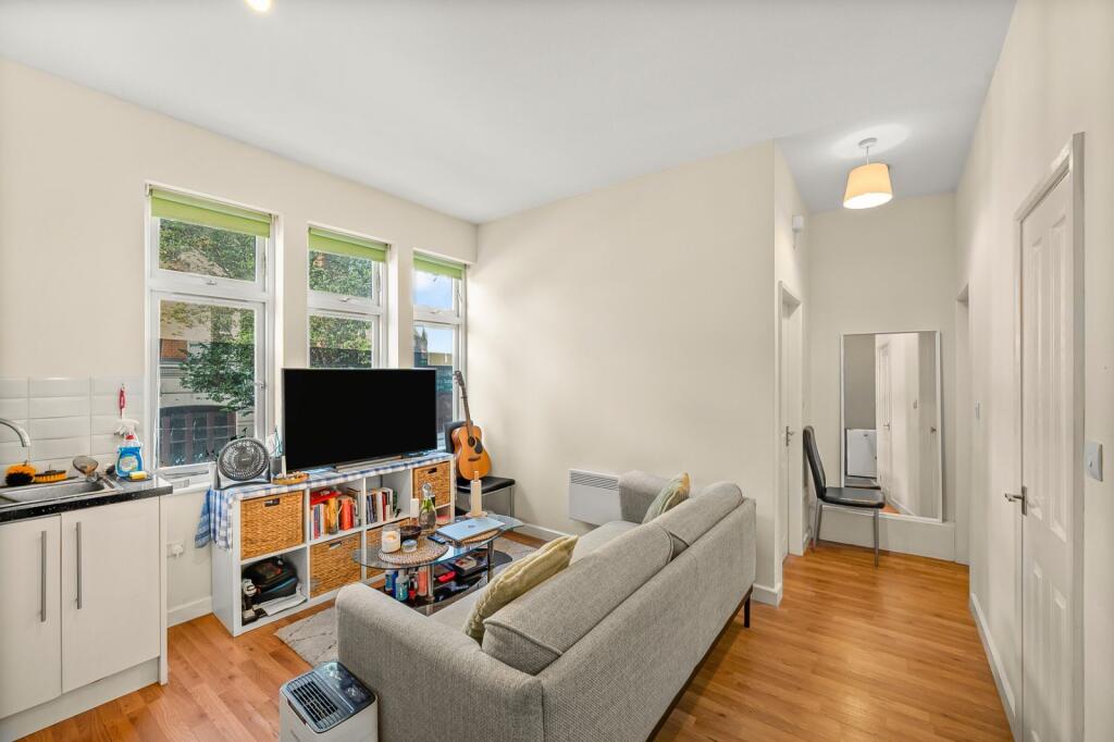 1 bed 1st Floor Flat for rent in Acton. From Chestertons Estate Agents - Chiswick Lettings 1 bed 1st Floor Flat for rent in Acton. From Chestertons Estate Agents - Chiswick Lettings