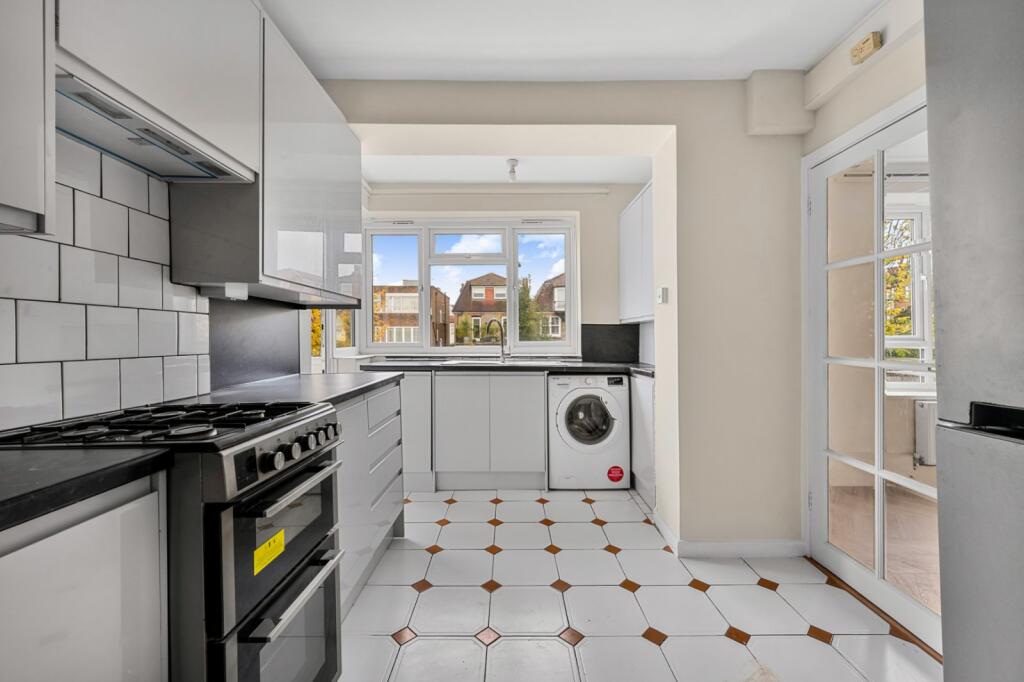 3 bed 1st Floor Flat for rent in Chiswick. From Chestertons Estate Agents - Chiswick Lettings 3 bed 1st Floor Flat for rent in Chiswick. From Chestertons Estate Agents - Chiswick Lettings