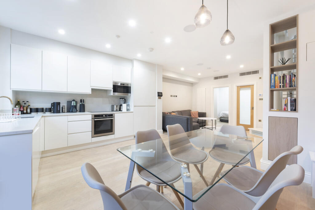 3 bed 1st Floor Flat for rent in Westminster. From Chestertons Estate Agents - Covent Garden Lettings 3 bed 1st Floor Flat for rent in Westminster. From Chestertons Estate Agents - Covent Garden Lettings