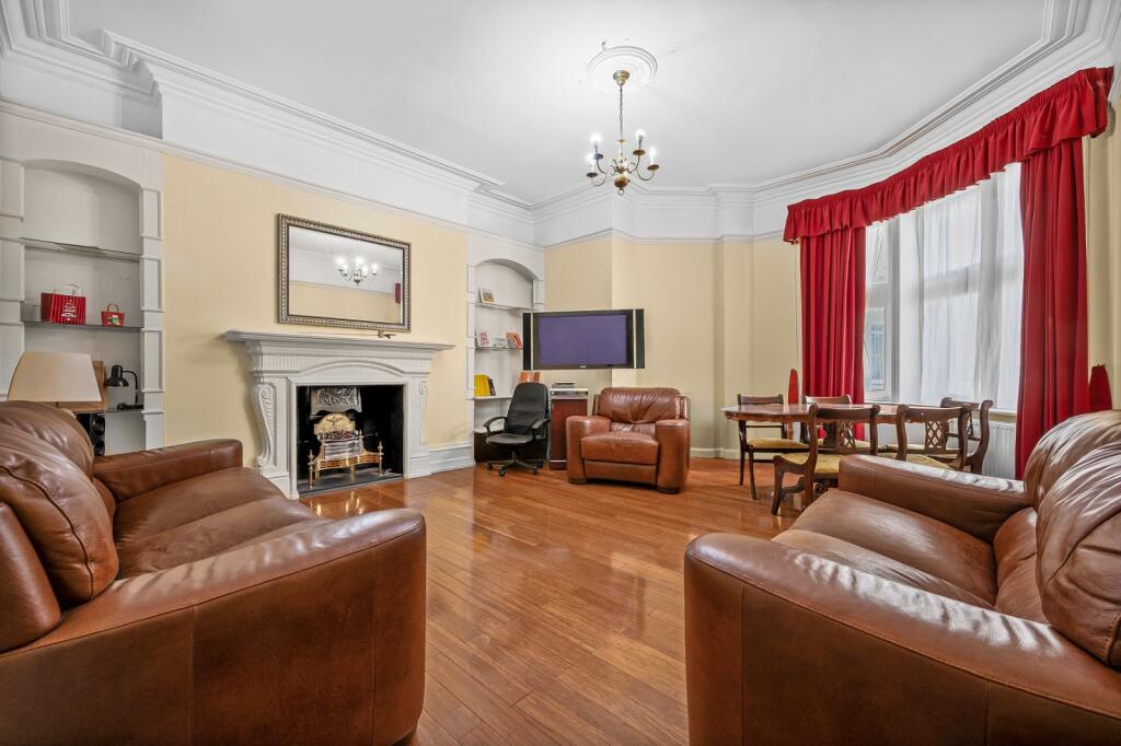 4 bed 1st Floor Flat for rent in Westminster. From Chestertons Estate Agents - Covent Garden Lettings 4 bed 1st Floor Flat for rent in Westminster. From Chestertons Estate Agents - Covent Garden Lettings