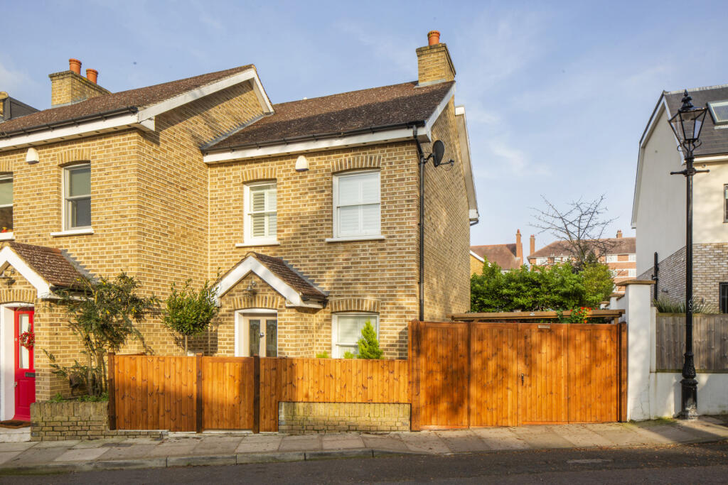 3 bed Semi-Detached House for rent in Richmond. From Chestertons Estate Agents - East Sheen Lettings