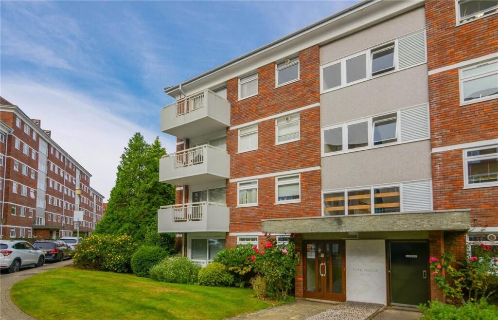3 bed Flat for rent in Richmond. From Chestertons Estate Agents - East Sheen Lettings