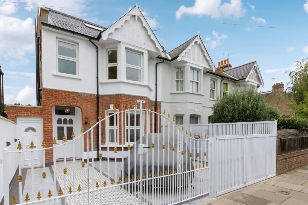 5 bed End of Terrace for rent in Barnes. From Chestertons Estate Agents - Sheen Lettings