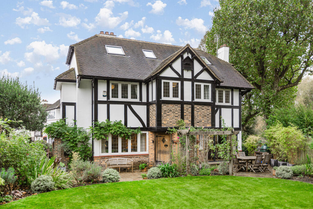 5 bed Detached for rent in Barnes. From Chestertons Estate Agents - Sheen Lettings