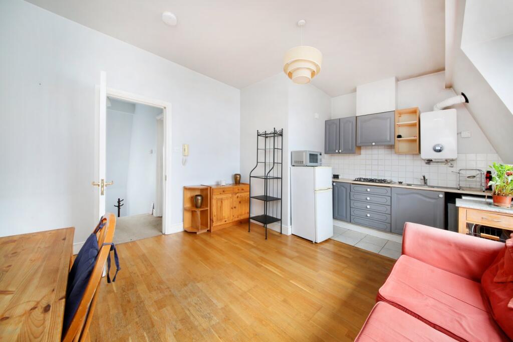 1 bed 1st Floor Flat for rent in Barnes. From Chestertons Estate Agents - Sheen Lettings