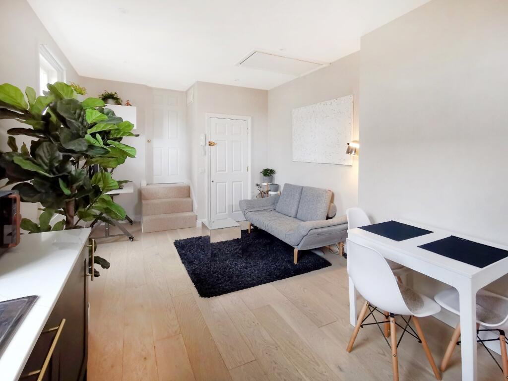 1 bed 1st Floor Flat for rent in Barnes. From Chestertons Estate Agents - Sheen Lettings 1 bed 1st Floor Flat for rent in Barnes. From Chestertons Estate Agents - Sheen Lettings