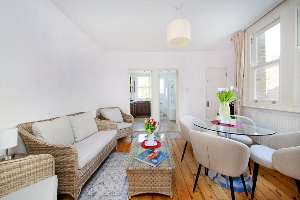 3 bed 1st Floor Flat for rent in Barnes. From Chestertons Estate Agents - Sheen Lettings