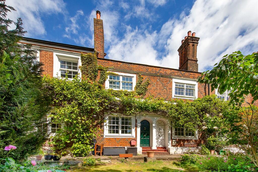 2 bed Detached for rent in Barnes. From Chestertons Estate Agents - Sheen Lettings