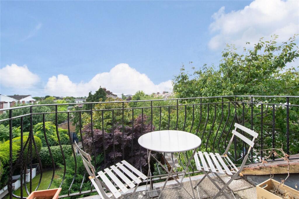 2 bed 1st Floor Flat for rent in Barnes. From Chestertons Estate Agents - Sheen Lettings 2 bed 1st Floor Flat for rent in Barnes. From Chestertons Estate Agents - Sheen Lettings