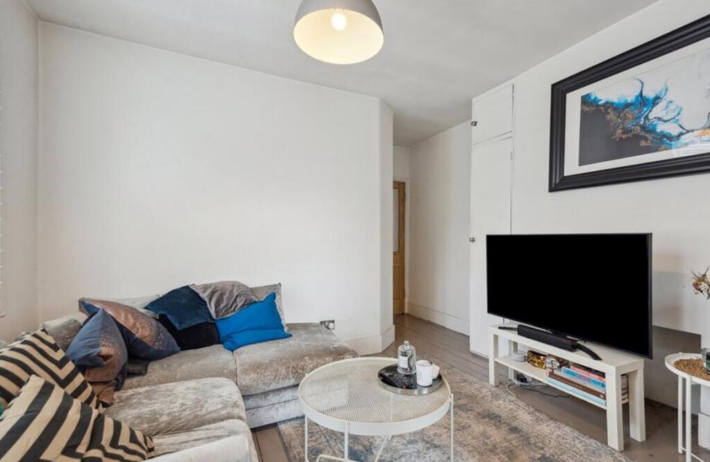 3 bed 1st Floor Flat for rent in Barnes. From Chestertons Estate Agents - Sheen Lettings