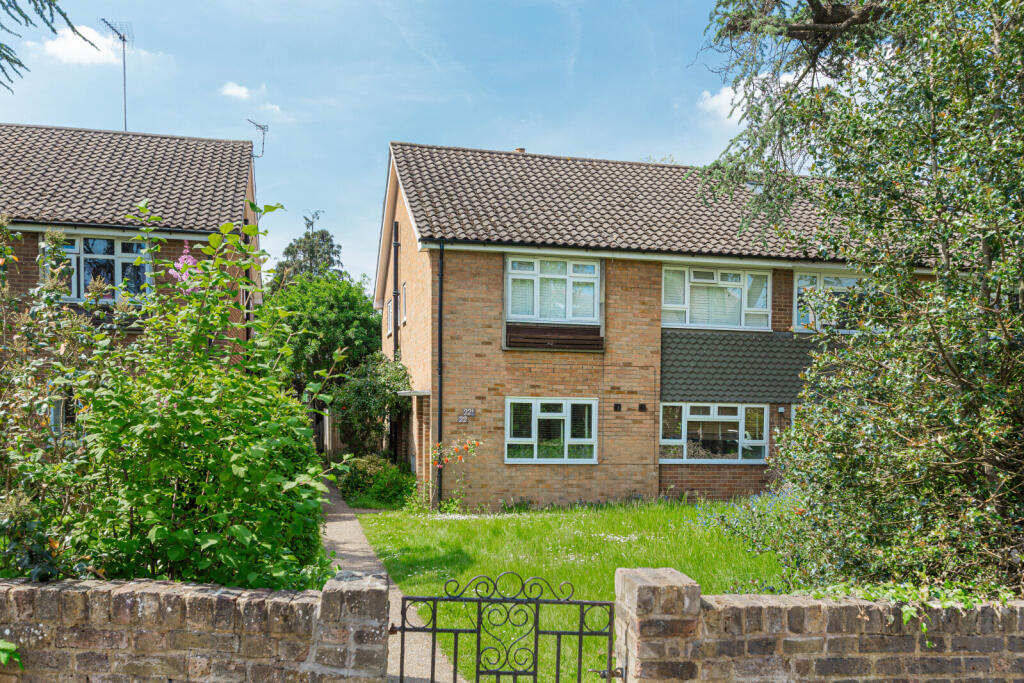 2 bed Mid Terraced House for rent in Richmond. From Chestertons Estate Agents - Sheen Lettings