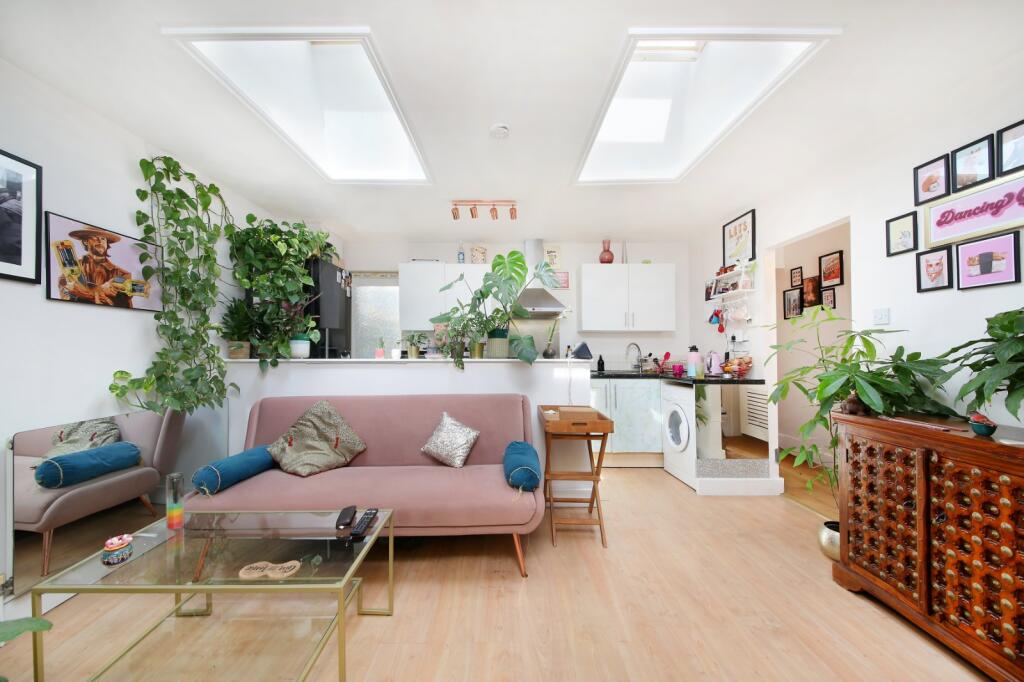 1 bed 1st Floor Flat for rent in Barnes. From Chestertons Estate Agents - Sheen Lettings