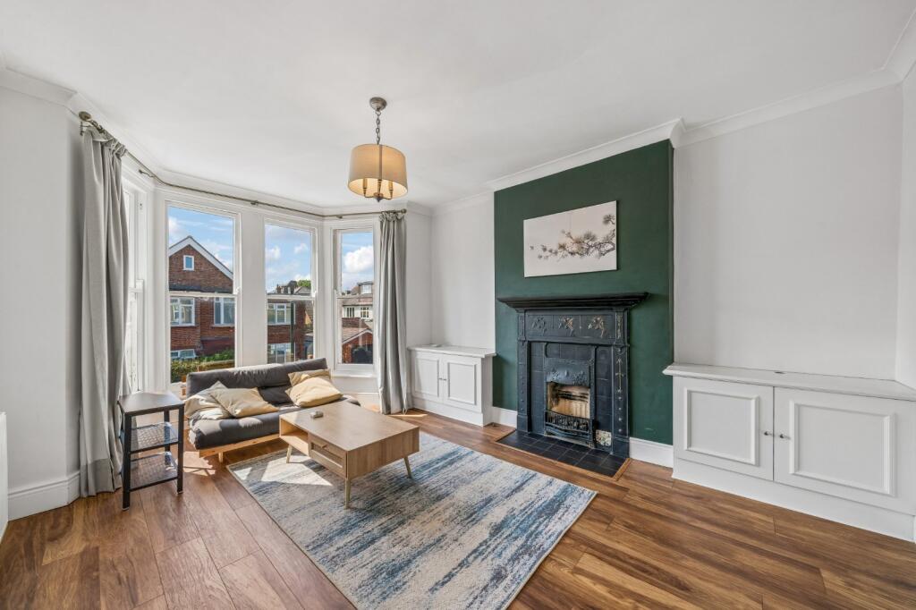 3 bed 1st Floor Flat for rent in Barnes. From Chestertons Estate Agents - Sheen Lettings
