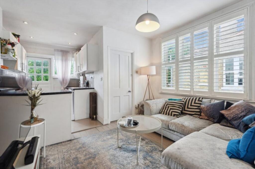 3 bed 1st Floor Flat for rent in Barnes. From Chestertons Estate Agents - Sheen Lettings