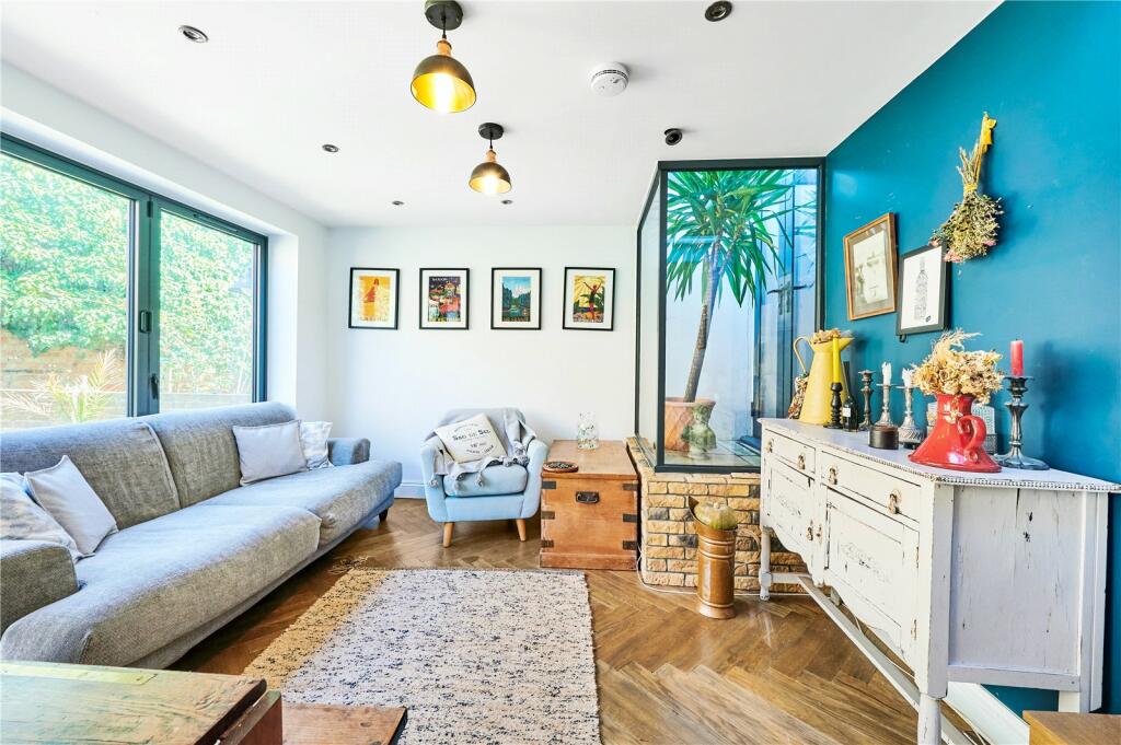 2 bed Flat for rent in Fulham. From Chestertons Estate Agents - Fulham Road Lettings
