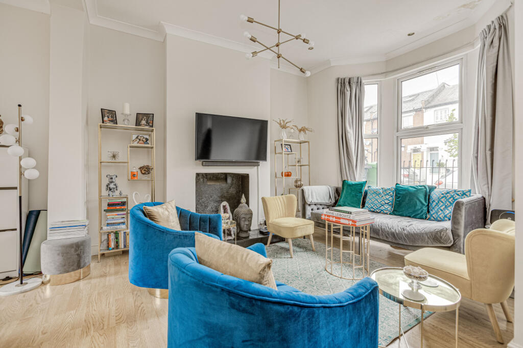 4 bed Mid Terraced House for rent in Fulham. From Chestertons Estate Agents - Fulham Road Lettings