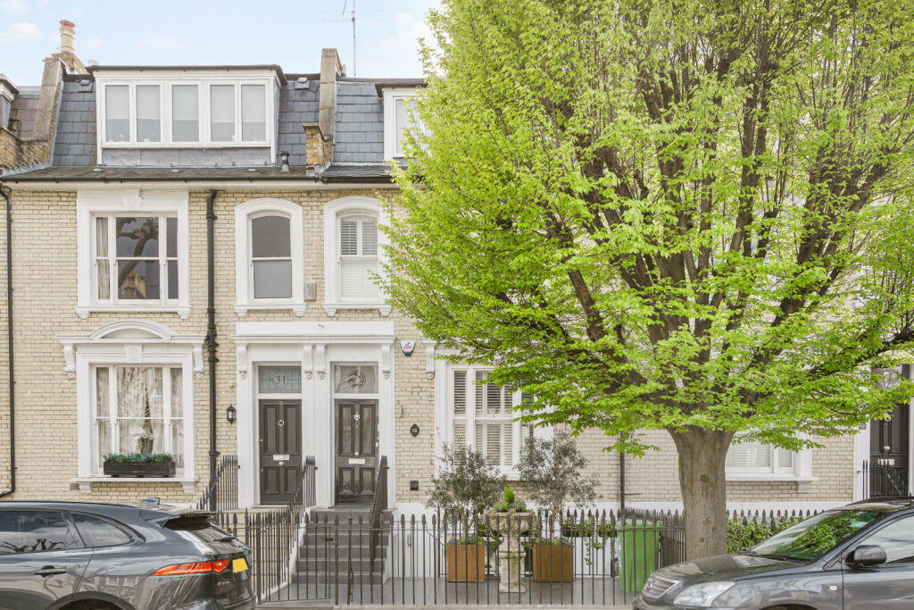 6 bed Mid Terraced House for rent in Fulham. From Chestertons Estate Agents - Fulham Road Lettings