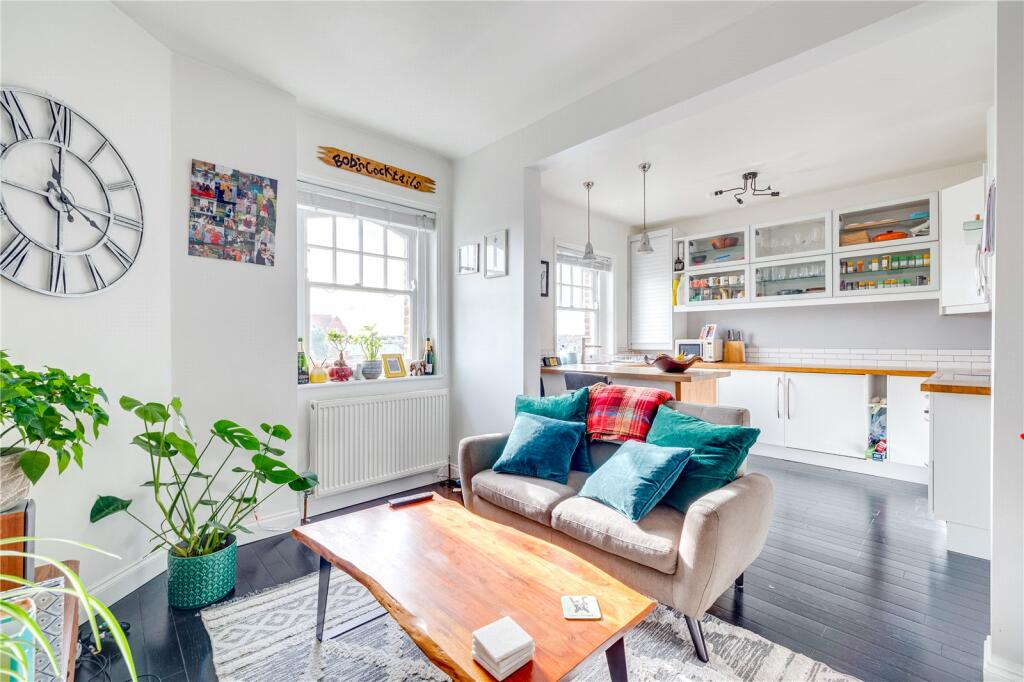 1 bed Flat for rent in Hammersmith. From Chestertons Estate Agents - Fulham Road Lettings