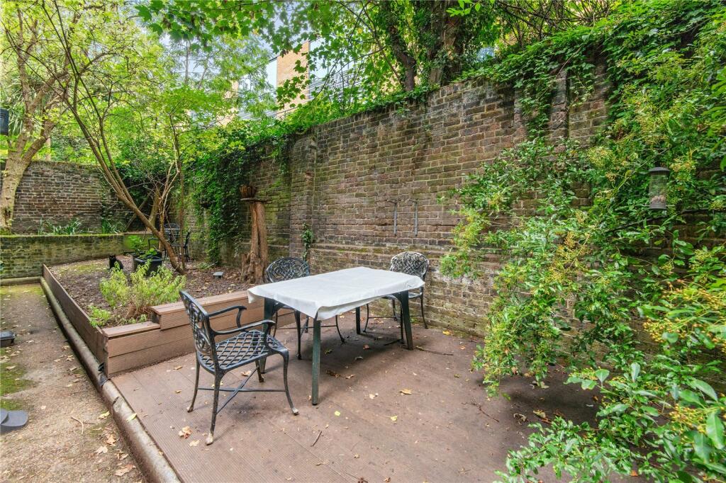 2 bed Flat for rent in Kensington. From Chestertons Estate Agents - Fulham Road Lettings