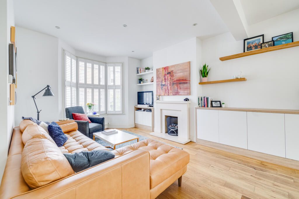 3 bed Detached House for rent in Fulham. From Chestertons Estate Agents - Fulham Road Lettings