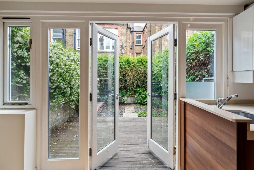3 bed Mid Terraced House for rent in Fulham. From Chestertons Estate Agents - Fulham Road Lettings