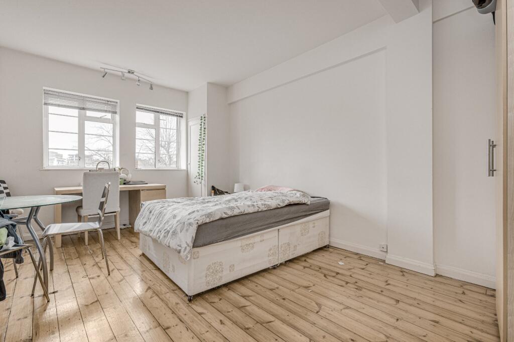3 bed 1st Floor Flat for rent in Kensington. From Chestertons Estate Agents - Fulham Road Lettings