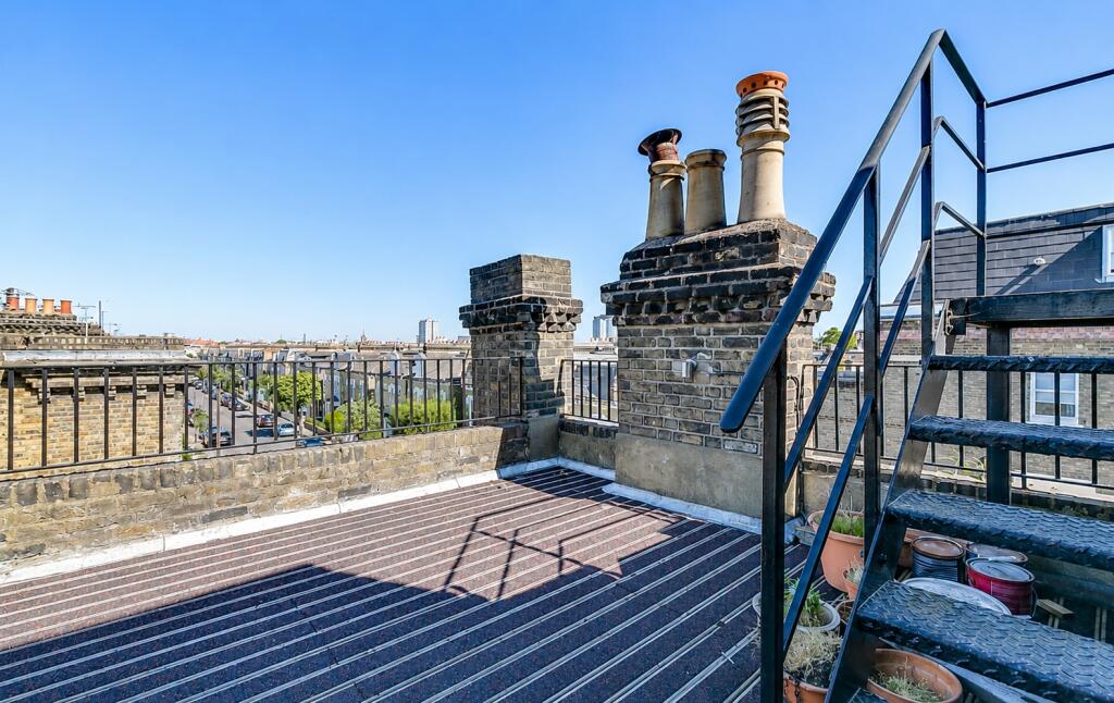 1 bed 1st Floor Flat for rent in Fulham. From Chestertons Estate Agents - Fulham Road Lettings