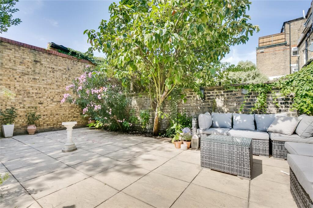 1 bed 1st Floor Flat for rent in Fulham. From Chestertons Estate Agents - Fulham Road Lettings