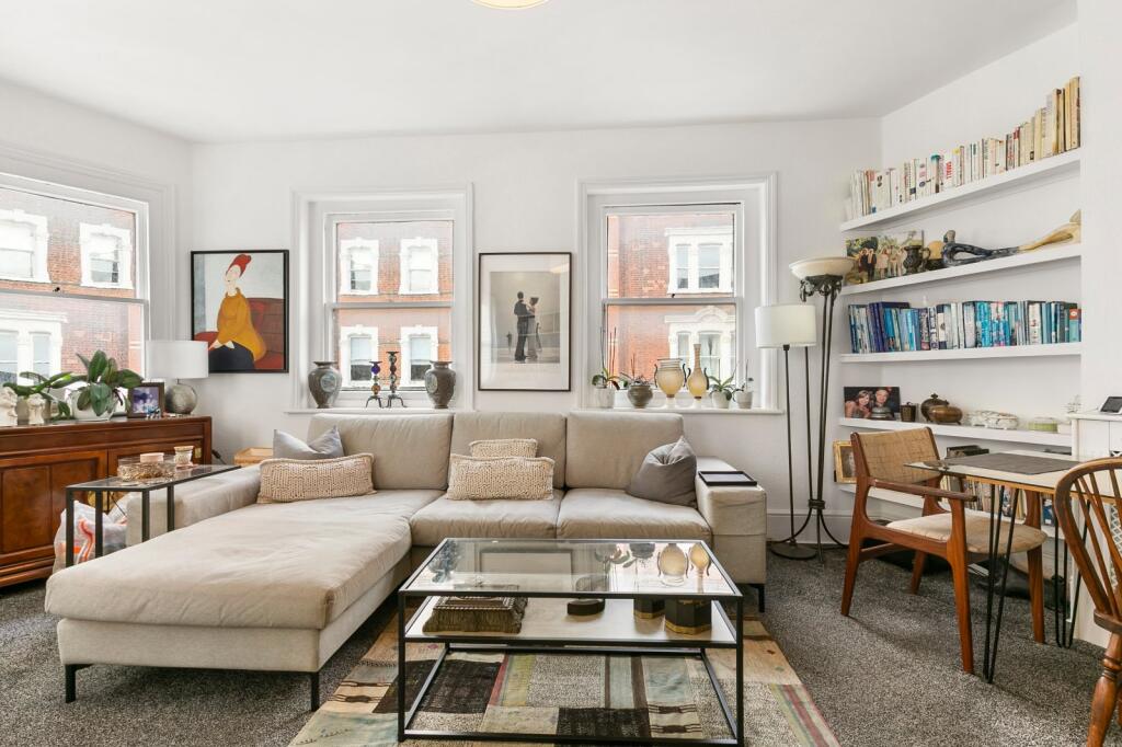 3 bed 1st Floor Flat for rent in Fulham. From Chestertons Estate Agents - Fulham Road Lettings