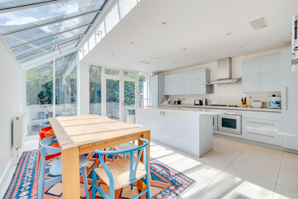 4 bed Mid Terraced House for rent in Fulham. From Chestertons Estate Agents - Fulham Road Lettings