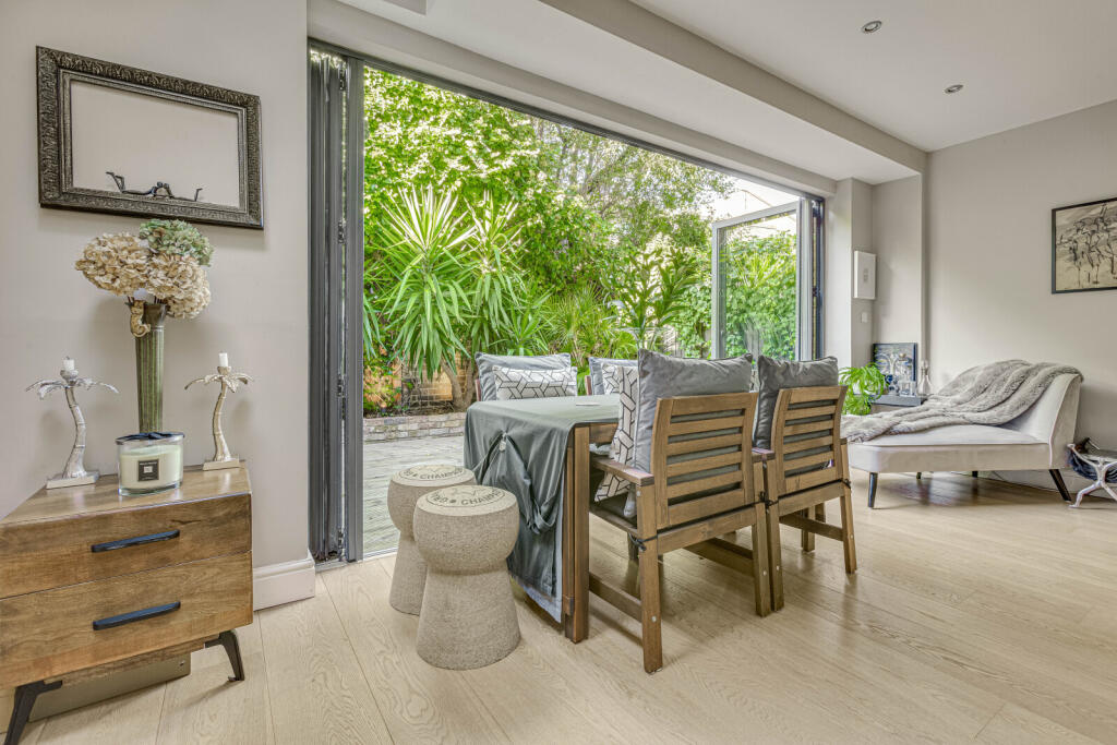 1 bed 1st Floor Flat for rent in Fulham. From Chestertons Estate Agents - Fulham Road Lettings